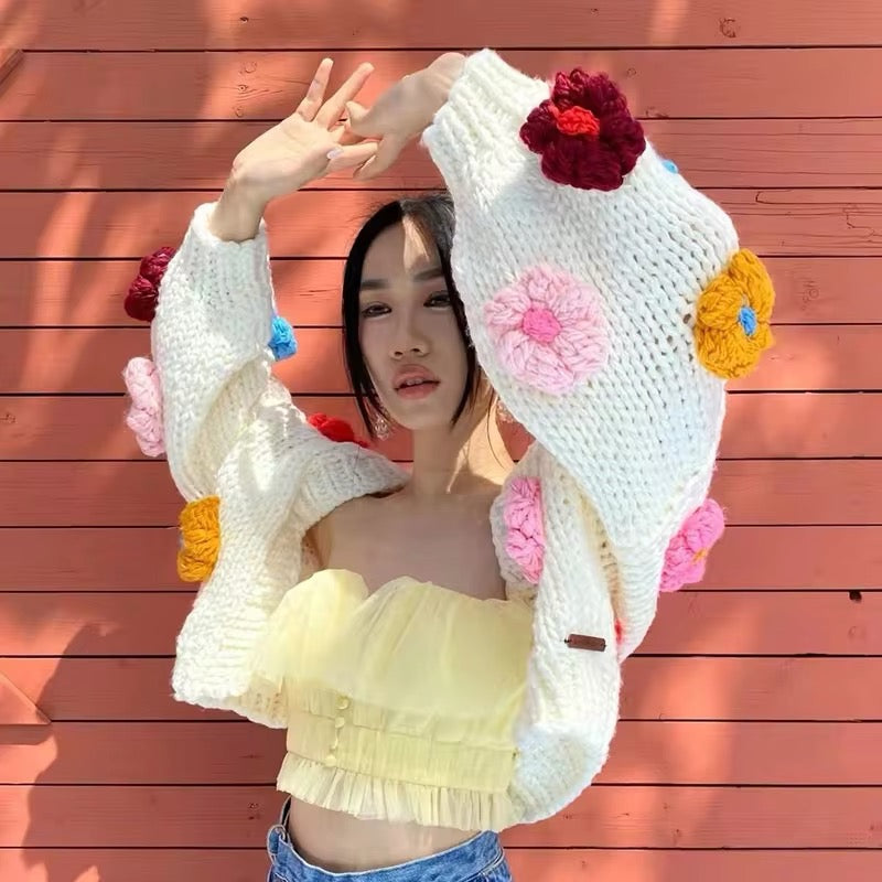 Cardigan mit gestrickten Blümchen