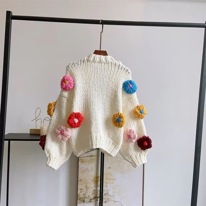 Cardigan mit gestrickten Blümchen