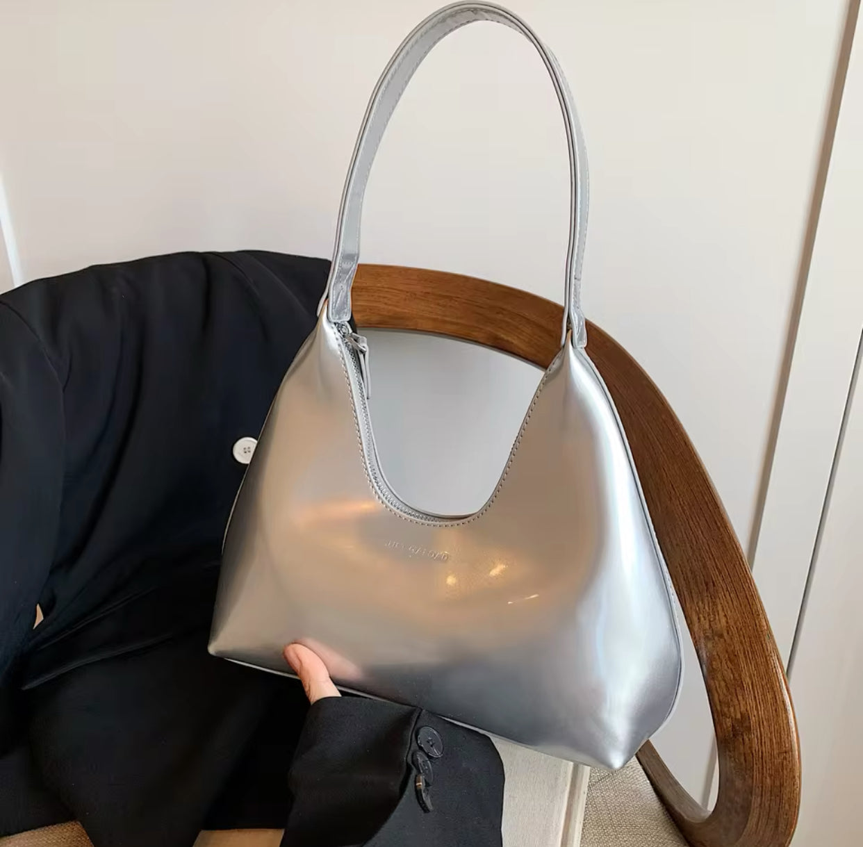 Umhängetasche aus Lackleder