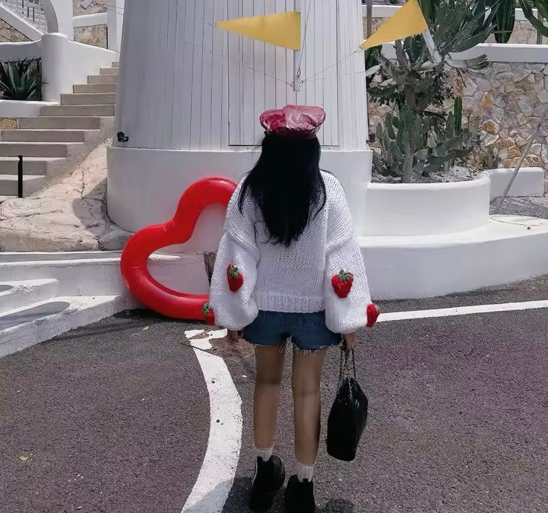 Cardigan mit gestrickten Erdbeeren