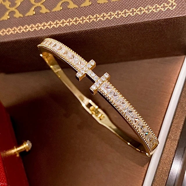 Luxuriöses Armband HERSELF: Glitzernde Eleganz in Gold und Silber
