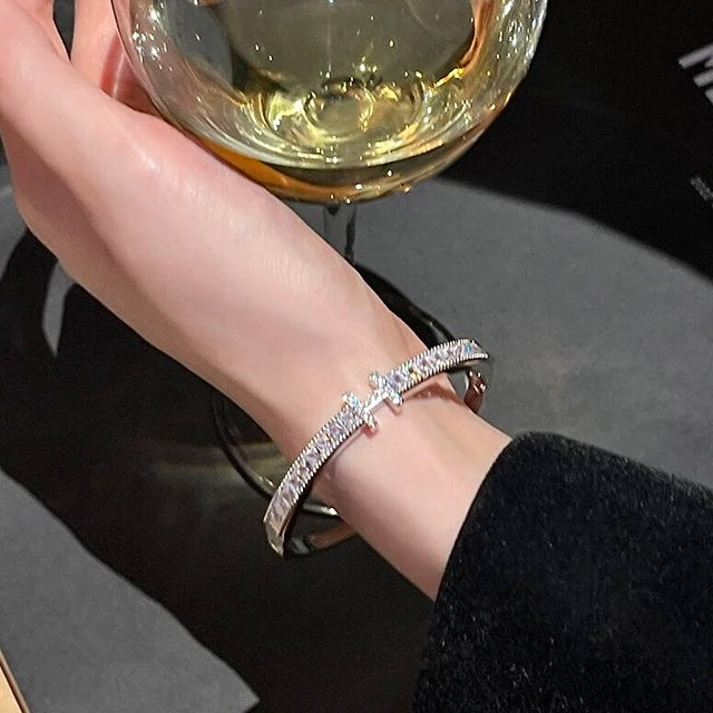 Luxuriöses Armband HERSELF: Glitzernde Eleganz in Gold und Silber