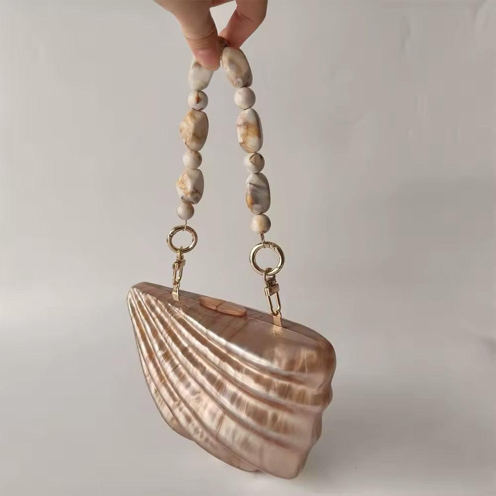 Muschel Clutch mit Perlenhenkel