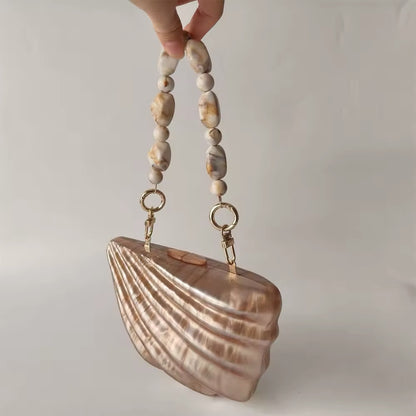 Muschel Clutch mit Perlenhenkel
