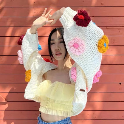 Cardigan mit gestrickten Blümchen