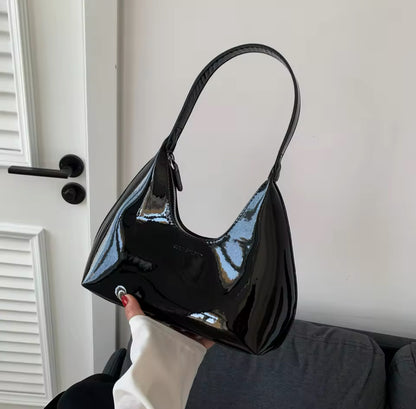 Umhängetasche aus Lackleder