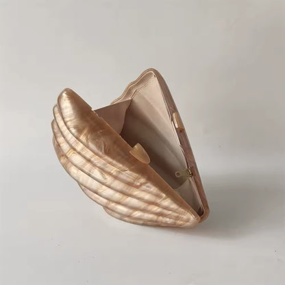Muschel Clutch mit Perlenhenkel