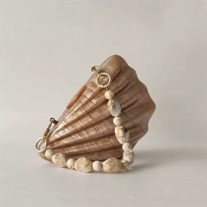 Muschel Clutch mit Perlenhenkel
