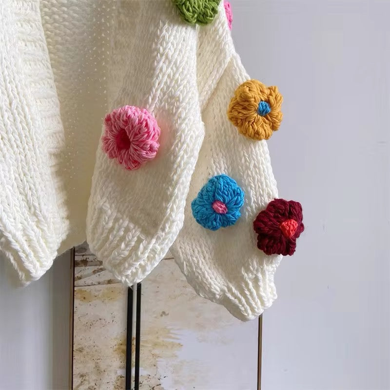 Cardigan mit gestrickten Blümchen