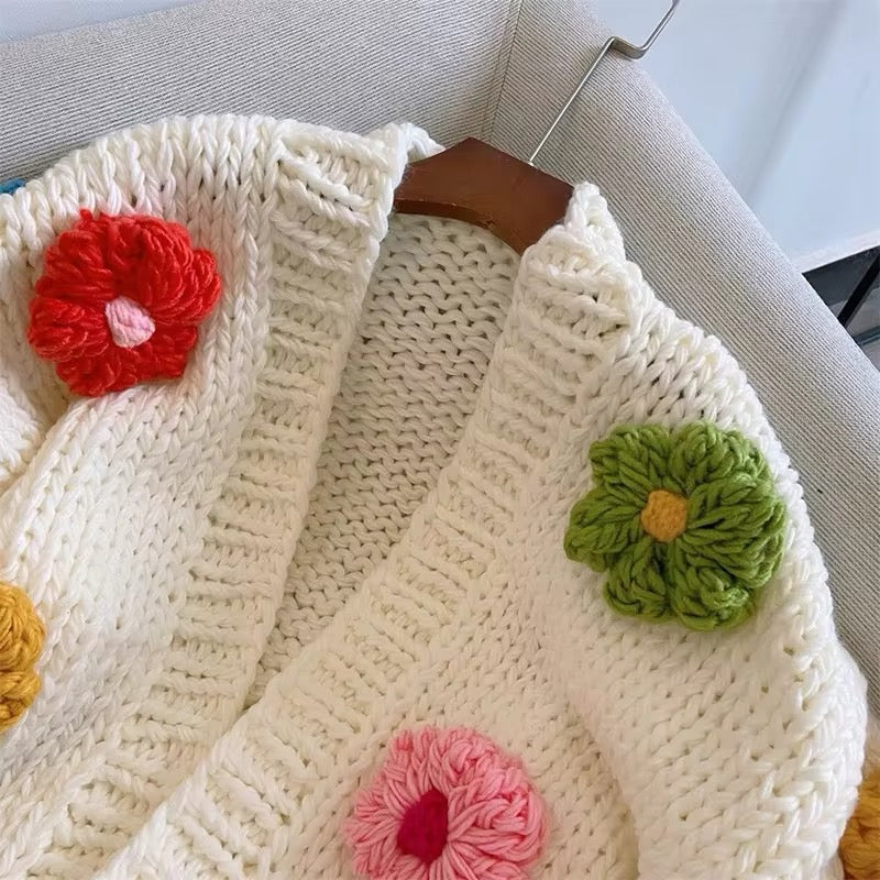 Cardigan mit gestrickten Blümchen