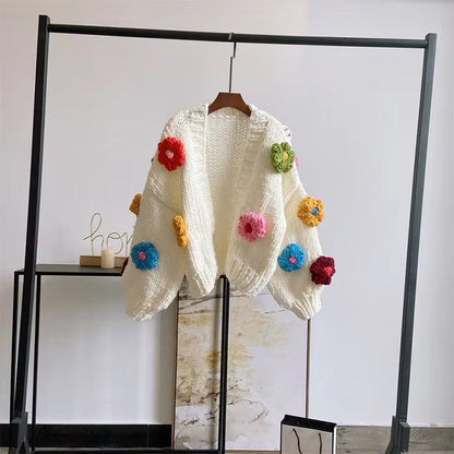 Cardigan mit gestrickten Blümchen
