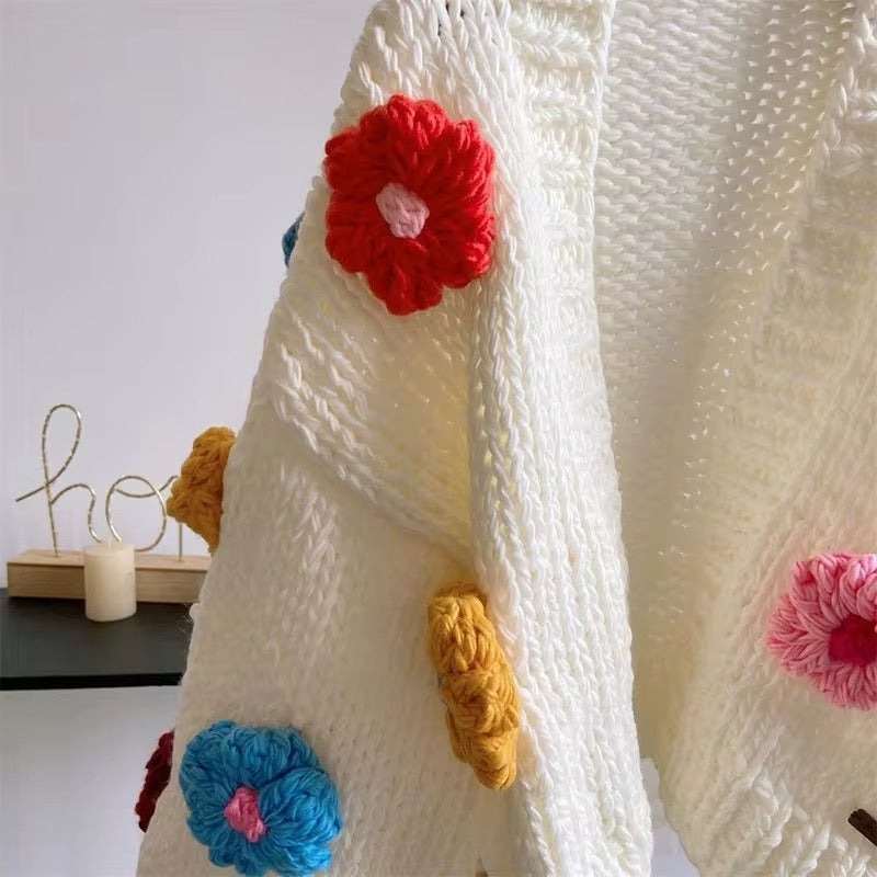 Cardigan mit gestrickten Blümchen