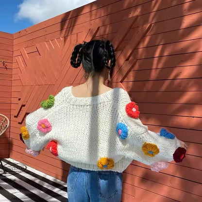 Cardigan mit gestrickten Blümchen