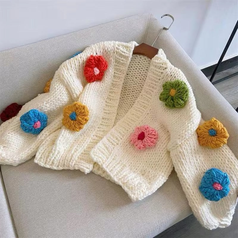 Cardigan mit gestrickten Blümchen