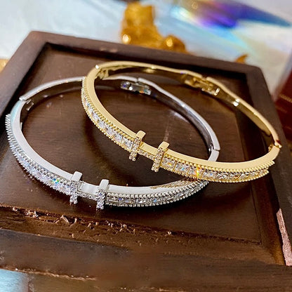 Luxuriöses Armband HERSELF: Glitzernde Eleganz in Gold und Silber